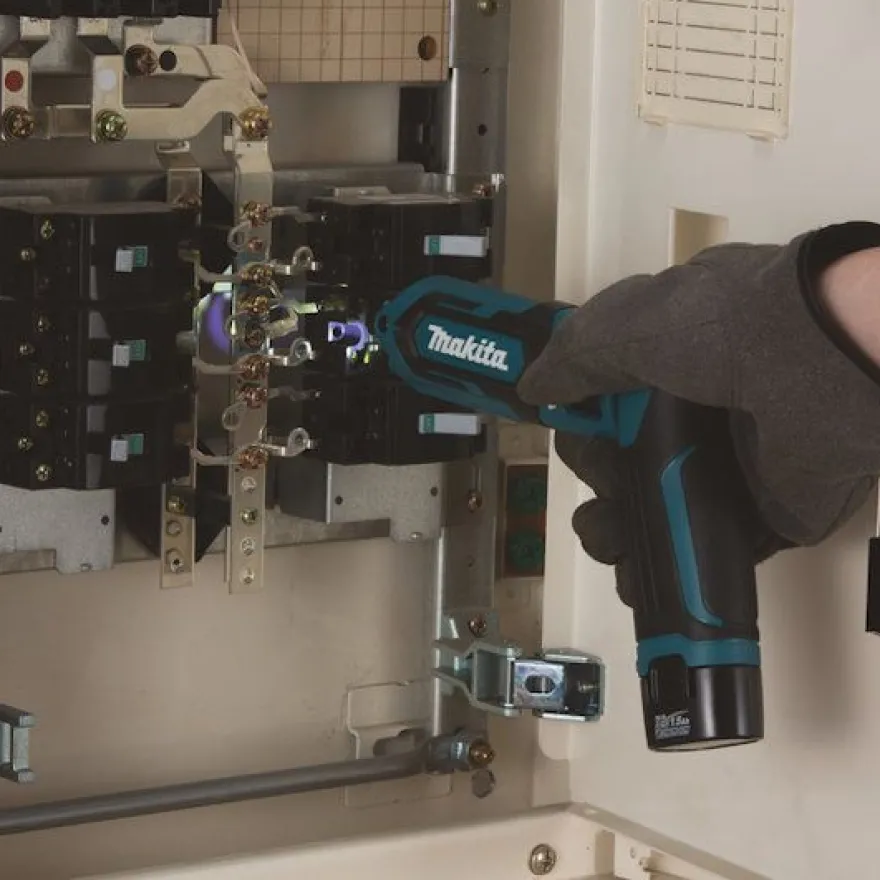 Iskevä sauvaruuvinväännin Makita TD022DSJ, 7.2V, 2x1.5Ah akuilla + laukku