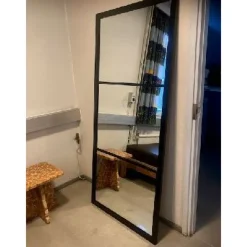 Sisustuspeili Maakunnan Lasi, mustalla kehyksellä
