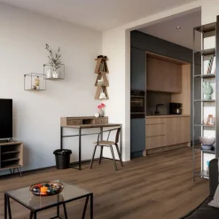 Vinyylilankku Check Floors Check One Premium 2076 Boxbach Oak, tummanruskea, integroitu askeläänieriste